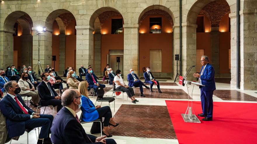 Plano general del acto mientras el consejero interviene