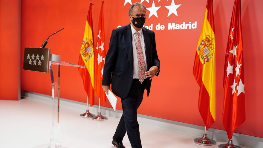 El consejero saliendo de la rueda de prensa