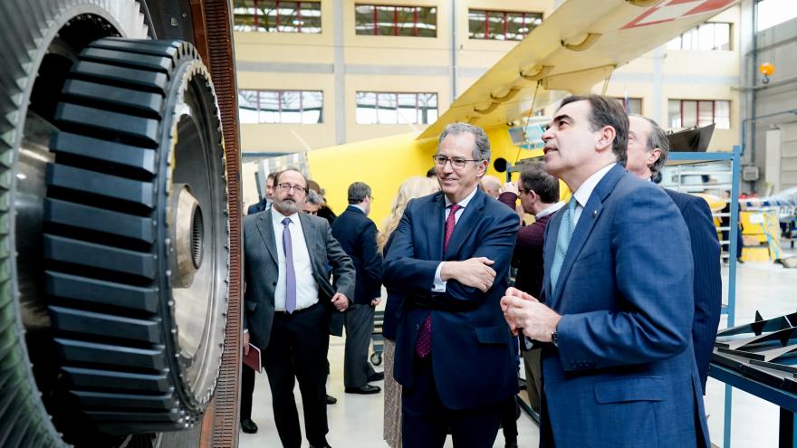 Enrique Ossorio durante su visita al centro Profesor Raúl Vázquez