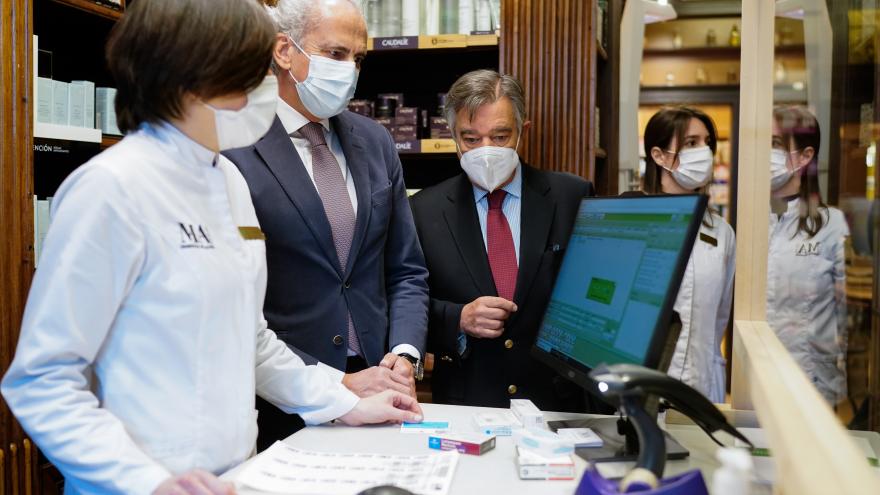 El consejero durante la visita a una farmacia