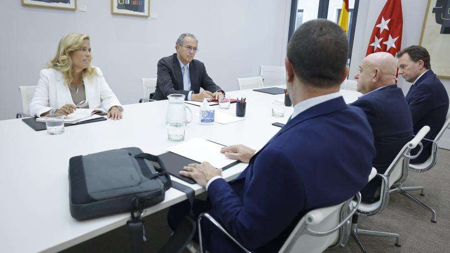 El consejero sentado junto al resto de participantes de la reunión