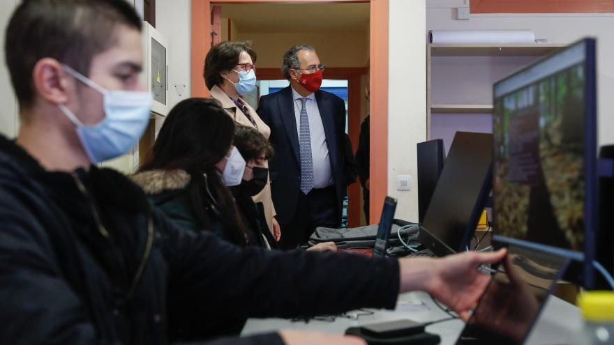 Enrique Ossorio durante su visita al IES Clara del Rey