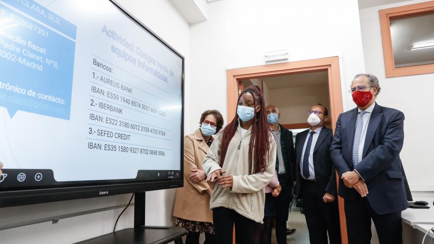 Enrique Ossorio durante su visita al IES Clara del Rey