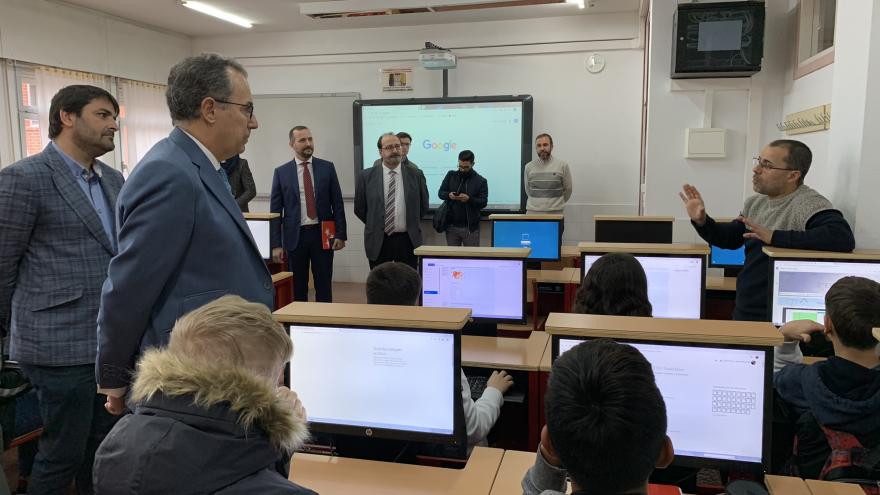 Enrique Ossorio durante su visita al instituto Rosa Chacel