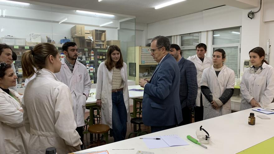 Enrique Ossorio durante su visita al instituto Rosa Chacel