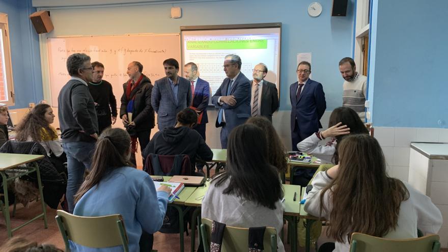 Enrique Ossorio durante su visita al instituto Rosa Chacel