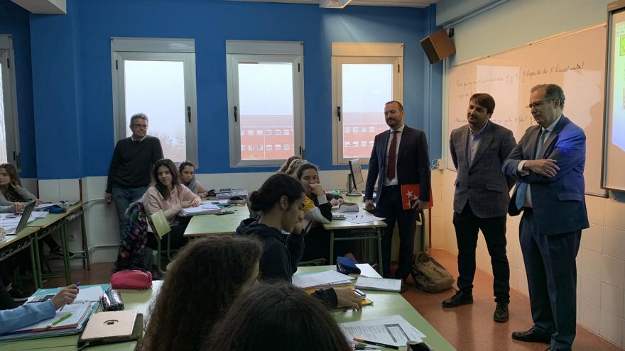Enrique Ossorio durante su visita al instituto Rosa Chacel