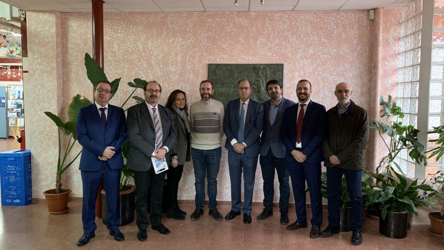 Enrique Ossorio durante su visita al instituto Rosa Chacel