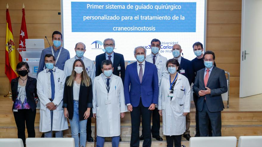 Fotografía de familia del consejero con los principales implicados en este proyecto