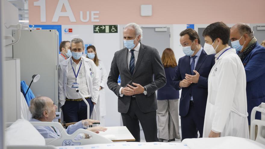 El consejero visitando la Unidad de Rehabilitación