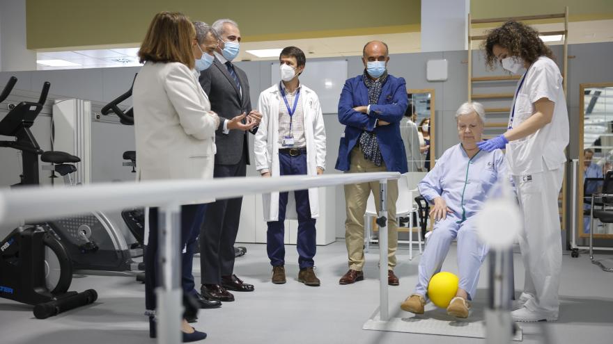 El consejero visitando la Unidad de Rehabilitación