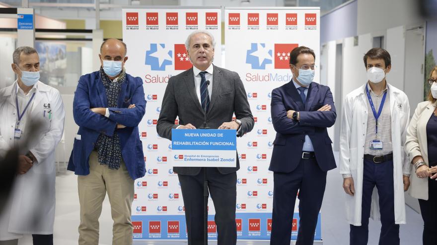 El consejero visitando la Unidad de Rehabilitación