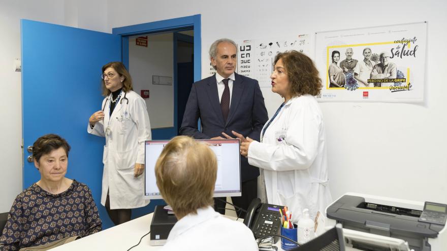 Enrique Ruiz Escudero comprueba el funcionamiento del Código Ictus en el Centro de Salud Isla de Oza con motivo del Día Mundial del Ictus