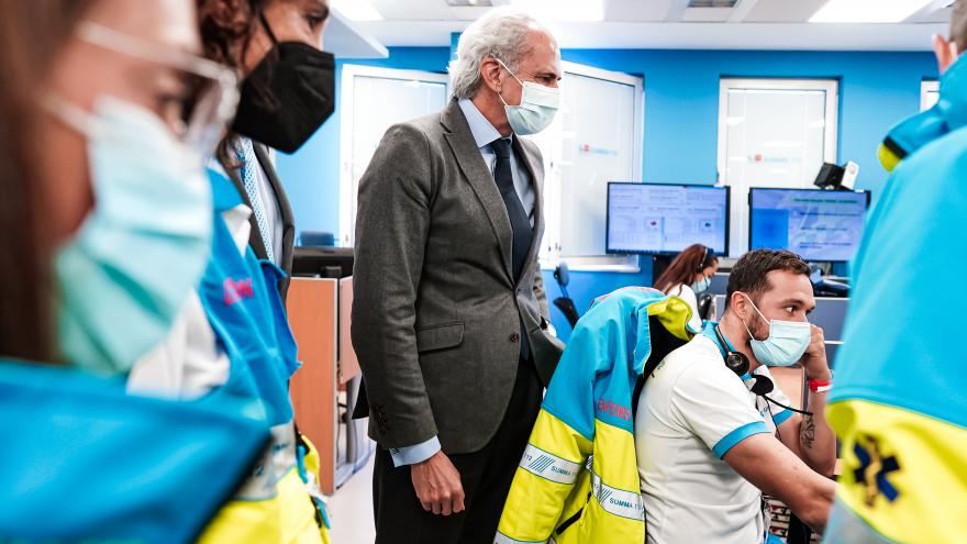 Enrique Ruiz Escudero durante su visita al centro coordinador del SUMMA 112