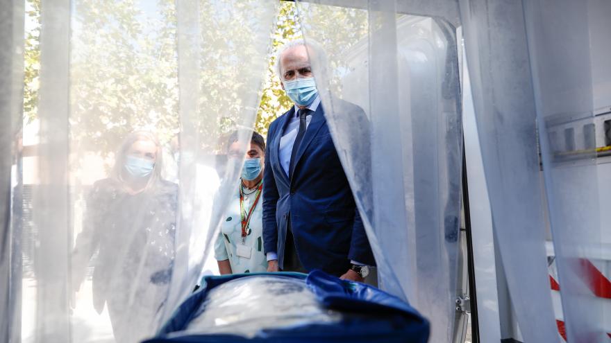 El consejero paseando por las instalaciones