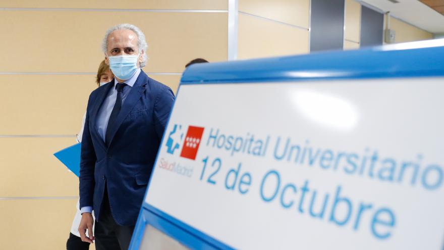 El consejero paseando por las instalaciones