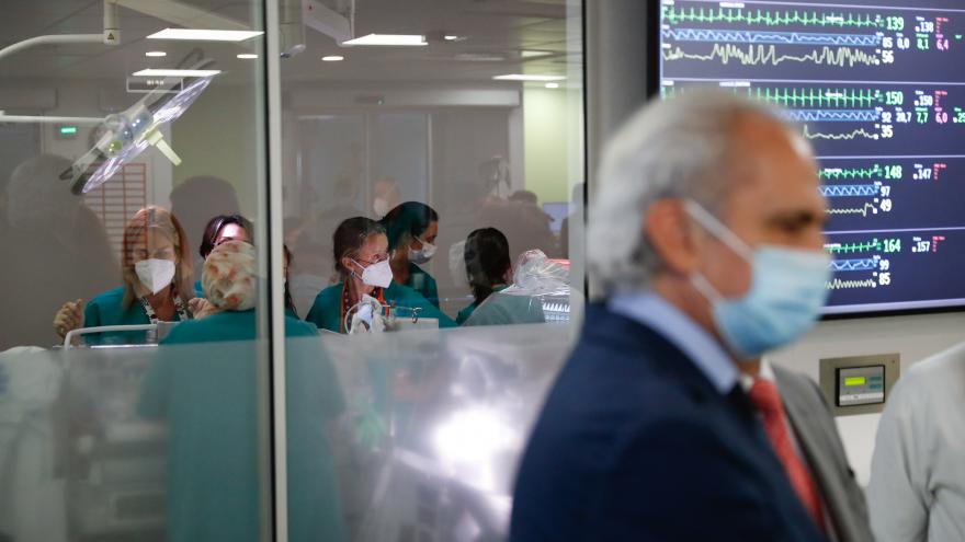 El consejero paseando por las instalaciones
