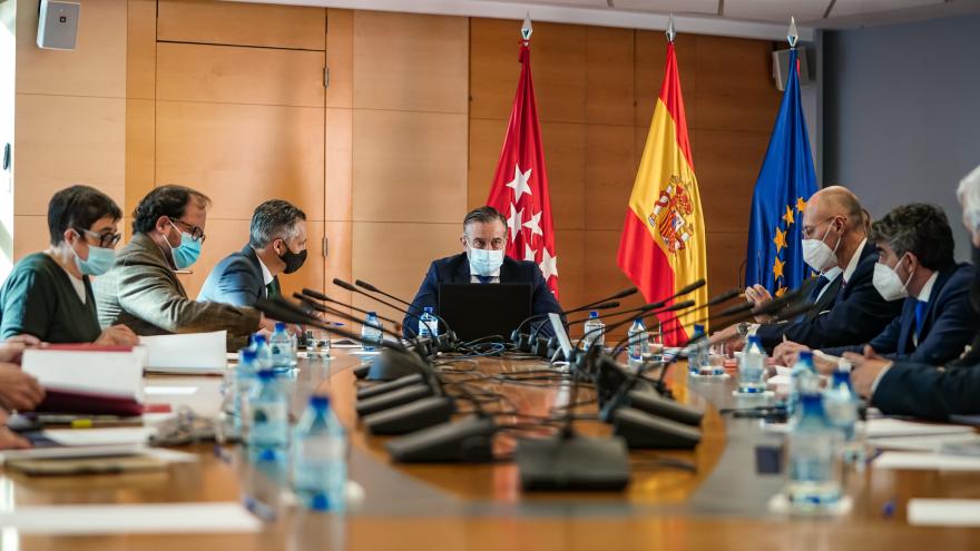 Plano general de la mesa de la reunión presidida por el consejero