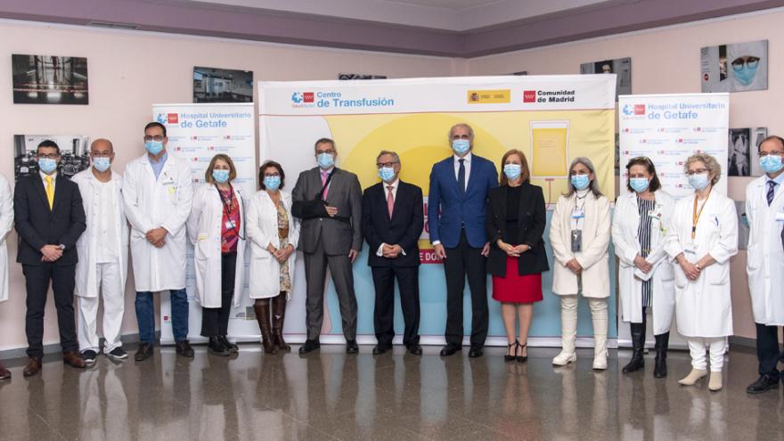 El consejero junto a los profesionales encargados de la iniciativa