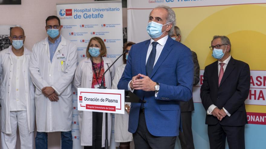 El consejero interviniendo en el atril 