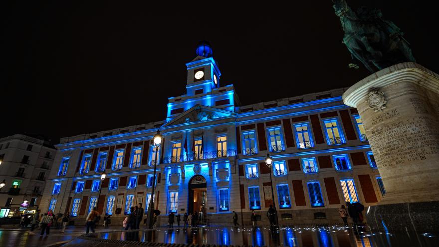 La fachada iluminada de azul