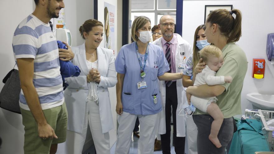 La consejera durante su visita al hospital