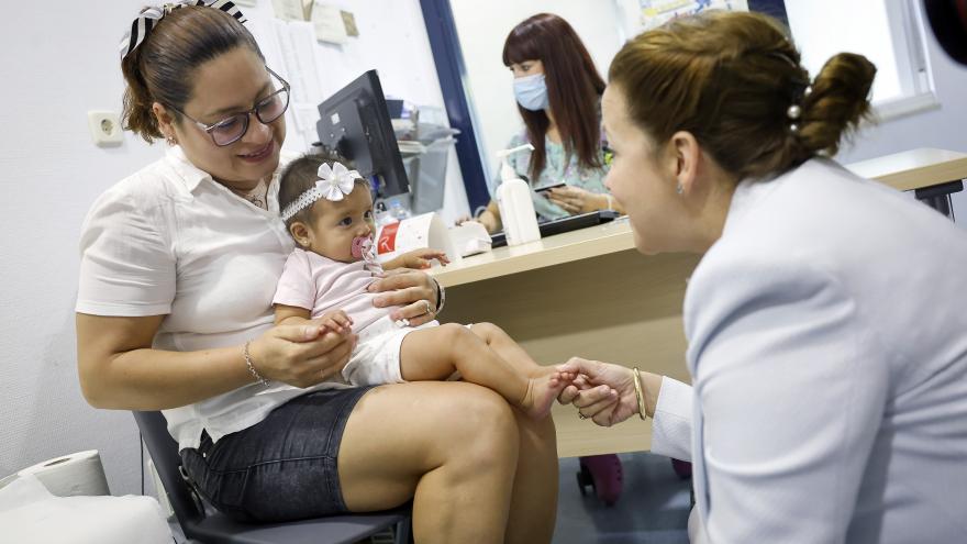 La consejera durante su visita al hospital