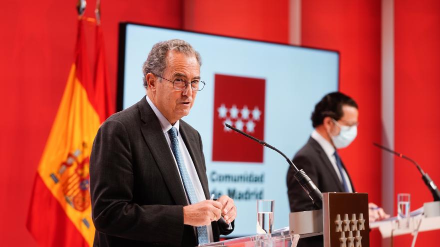 Los consejeros ante sus atriles en el escenario de la intervención