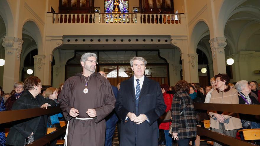 El presidente de la Comunidad de Madrid, Ángel Garrido, en su visita a la Basílica de Jesús de Medinaceli acompañado por el Padre Benjamín Echeverría, Padre Superior Provincial