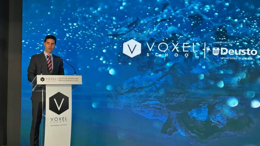 El consejero Emilio Viciana durante la inauguración del curso académico del Centro Universitario de Artes Digitales Voxel School