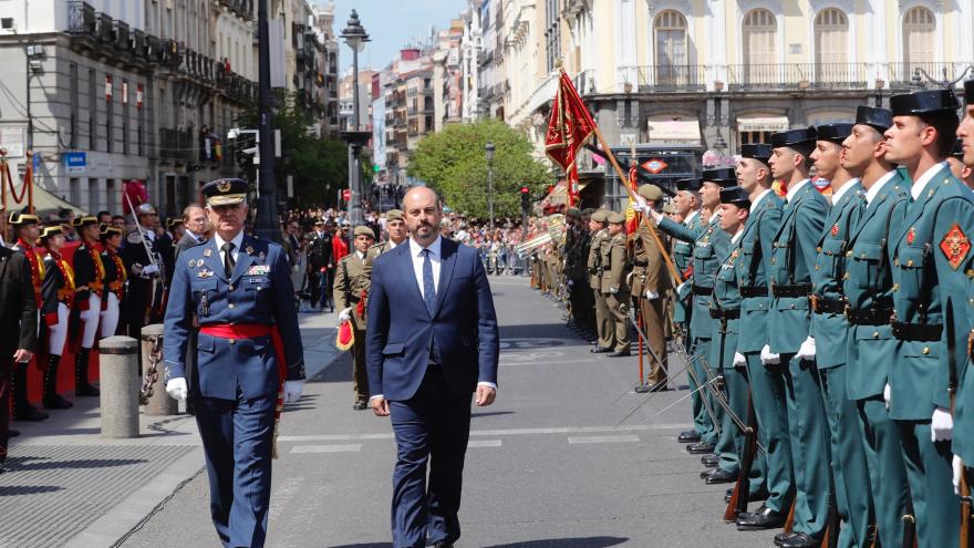 Rollán, en la parada militar en homenaje a los Héroes del 2 de Mayo