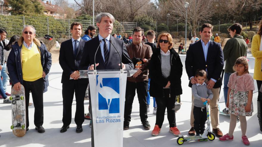 Garrido rinde homenaje a Ignacio Echeverría en la inauguración de sus pistas de patinaje en Las Rozas