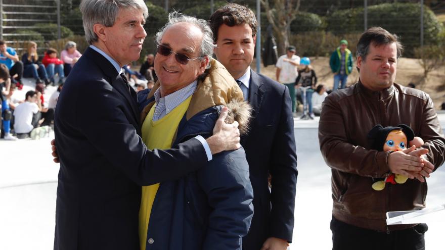 Garrido rinde homenaje a Ignacio Echeverría en la inauguración de sus pistas de patinaje en Las Rozas