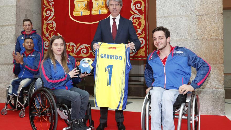 Ángel Garrido recibe a los jugadores y equipo técnico del Club Deportivo Ilunion tras ganar la Copa de S. M. el Rey de baloncesto en silla de ruedas