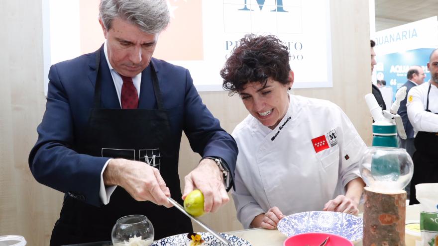 Ángel Garrido con Miriam Hernández embajadora de la Marca de los Alimentos de Madrid M Producto Certificado