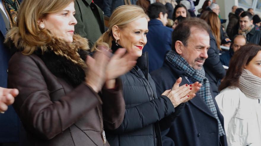 La presidenta de la Comunidad de Madrid, Cristina Cifuentes, en el palco del Coliseum Alfonso Pérez de Getafe durante la disputa del derbi madrileño de fútbol entre Getafe y Leganés