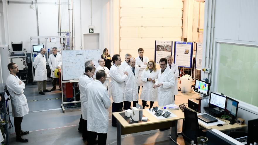 Ignacio Aguado visitando el Instituto Madrileño de Estudios Avanzados