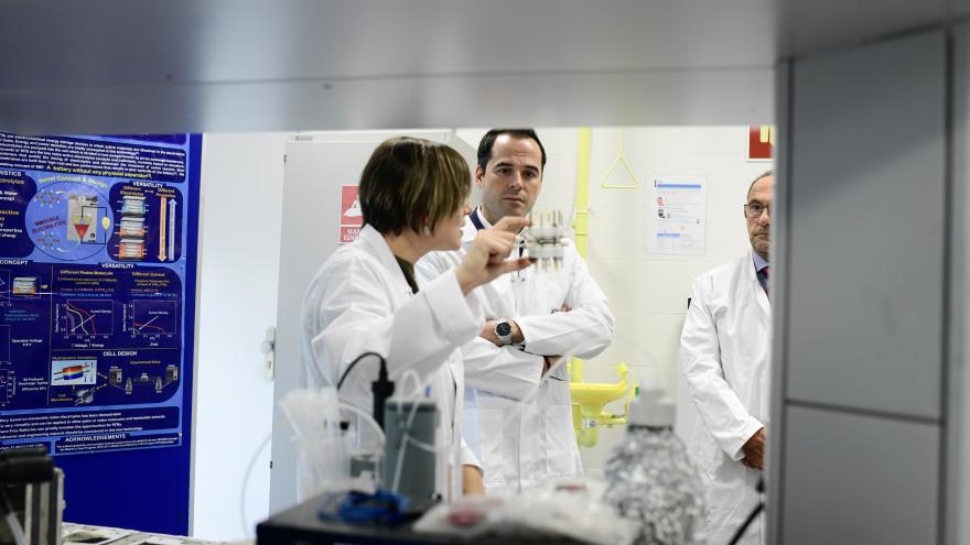 Ignacio Aguado visitando el Instituto Madrileño de Estudios Avanzados