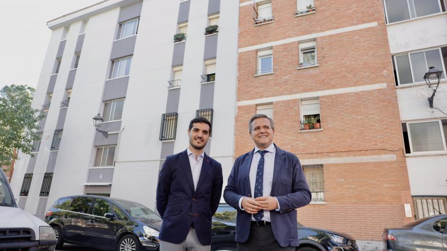 El consejero Jorge Rodrigo durante su visita a un inmueble de Torrejón de Ardoz beneficiado por el programa de rehabilitación de edificios