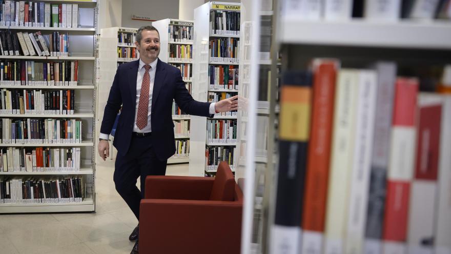El consejero Mariano de Paco Serrano durante su visita a la biblioteca pública Pedro Salinas 