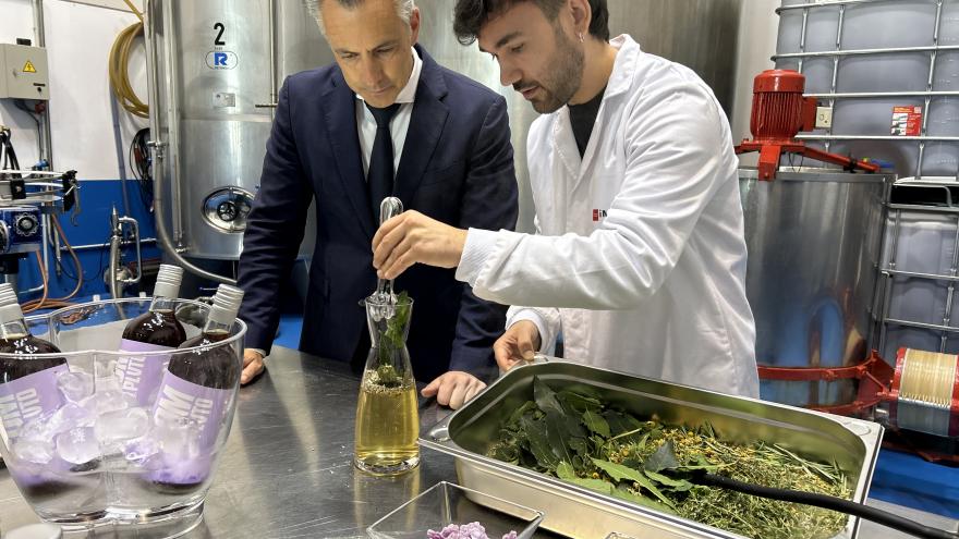 El consejero Carlos Novillo durante la presentación del nuevo Vermú Ahumado de Violetas de Madrid