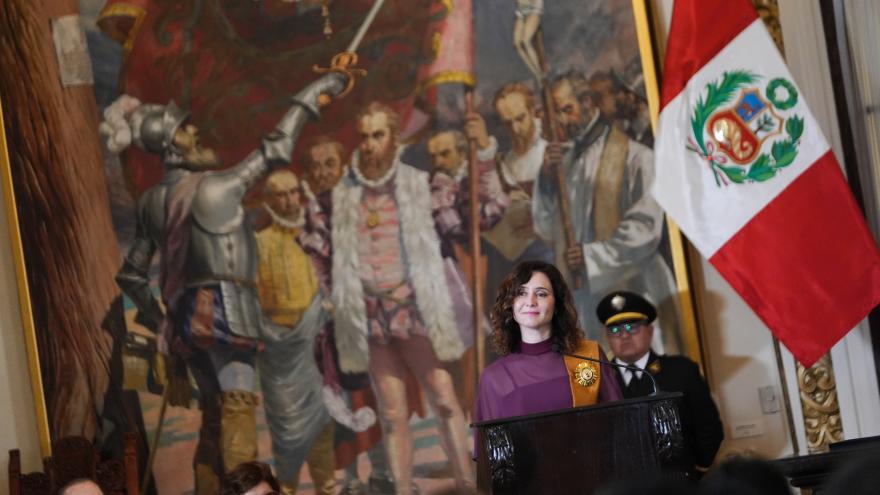 La presidenta Isabel Díaz Ayuso durante el acto en el que ha sido distinguida en Lima 