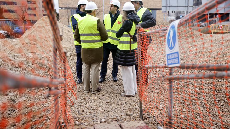 El consejero Emilio Viciana durante su visita a las obras de construcción del colegio público de El Cañaveral