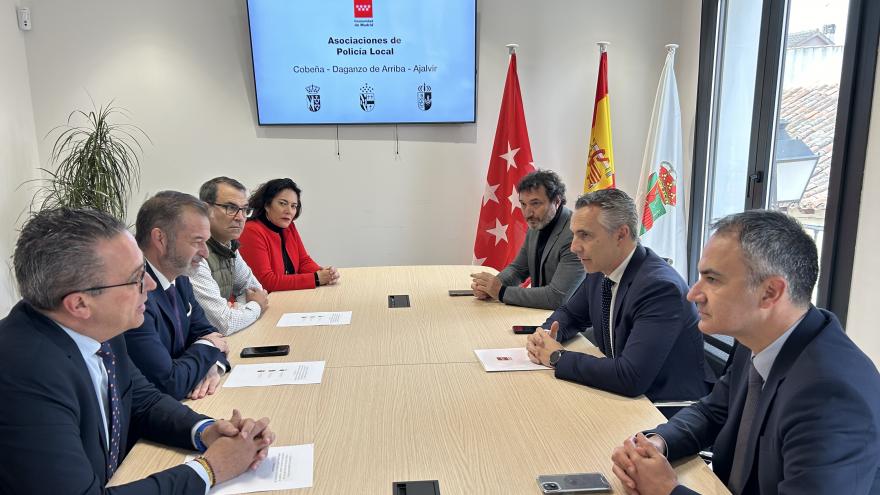 El consejero Carlos Novillo durante la presentación de la nueva Asociación de Policías Locales de Daganzo de Arriba, Ajalvir y Cobeña