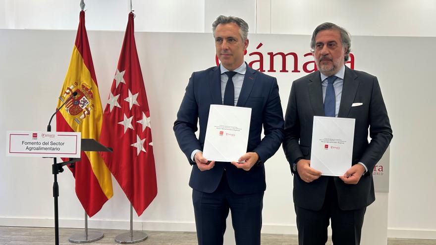 El consejero Carlos Novillo durante la firma de un protocolo de colaboración con la Cámara Oficial de Comercio, Industria y Servicios de Madrid