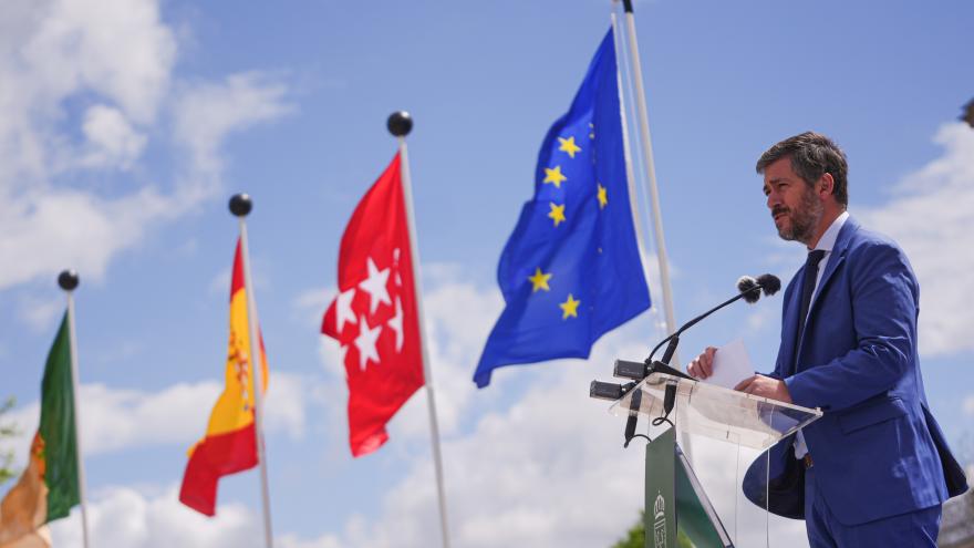 El consejero Miguel Ángel García Martín en el izado de la bandera de la UE