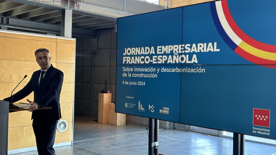 El consejero Carlos Novillo hablando durante una jornada sobre Innovación y Descarbonización de la Construcción