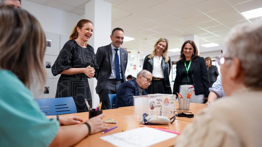 La consejera Ana Dávila durante su visita en Móstoles al nuevo Centro de Día para mayores