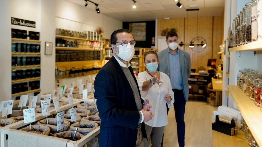 Javier Fernández-Lasquetty, durante su visita a la tienda El Granel de la Dehesa