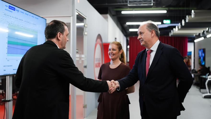 Los consejeros Miguel López-Valverde y Ana Dávila en la jornada Innovación digital en el ámbito de los cuidados